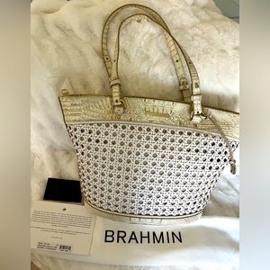 EUC BRAHMIN MEDIUM BOWIE CANVAS WOVEN LIMA TOTE. GENUINE LEATHER IVORY/WHITE